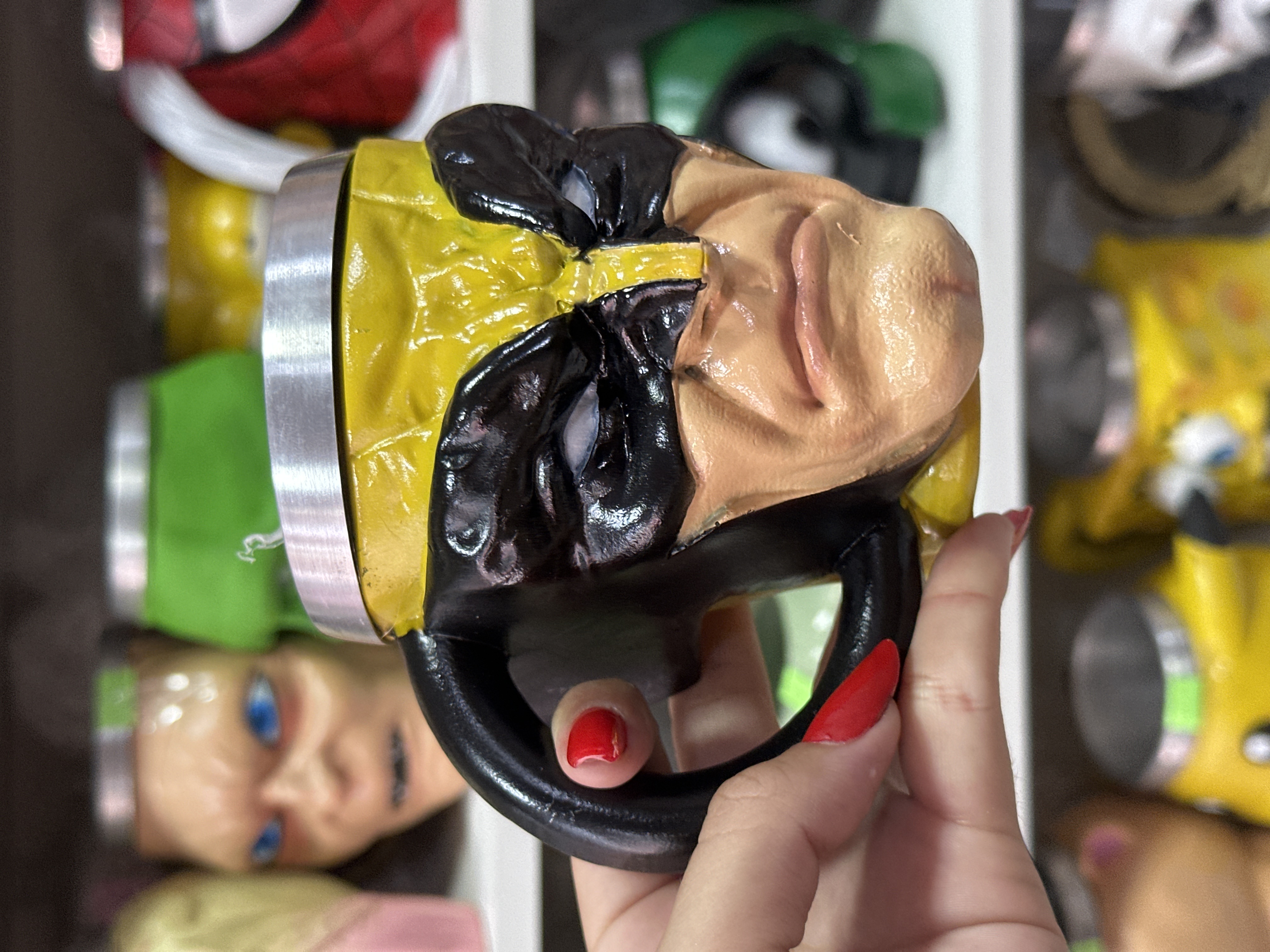 caneca 3D em formato da cabeça do Wolverine