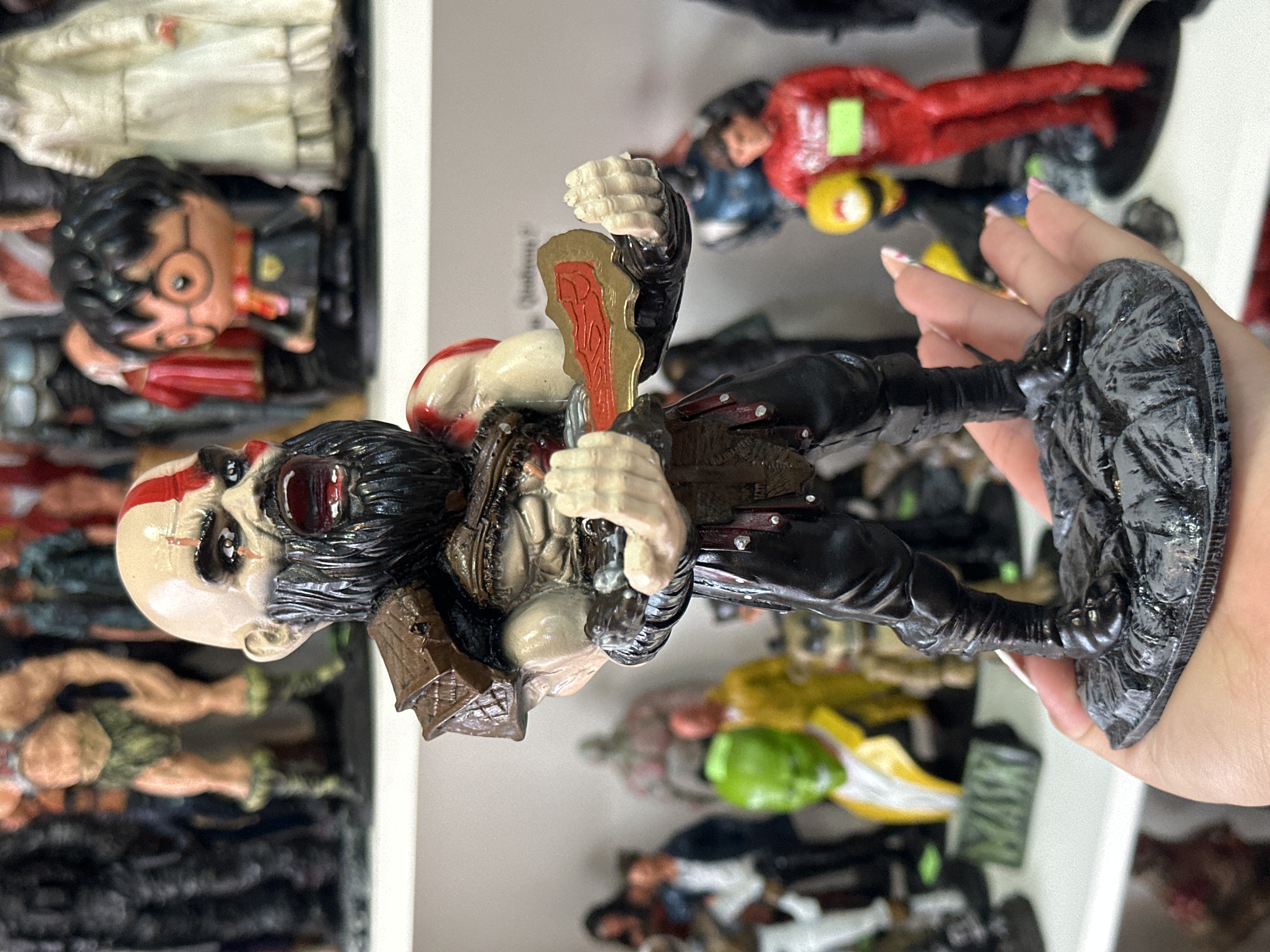 Porta-Controle Kratos — God of War ( 21 cm)
