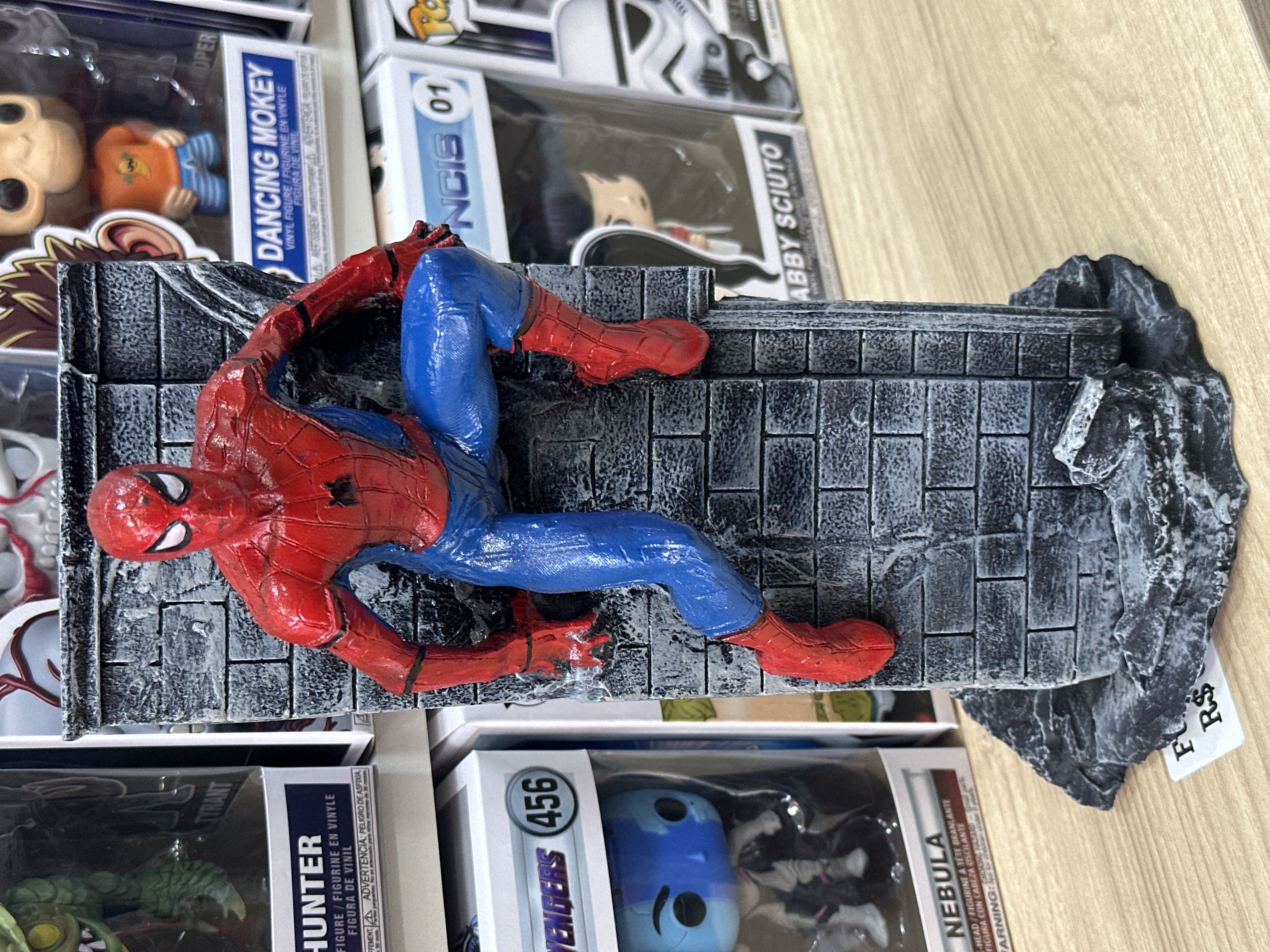 Resina Colecionável Homem-Aranha em Base de Pedra