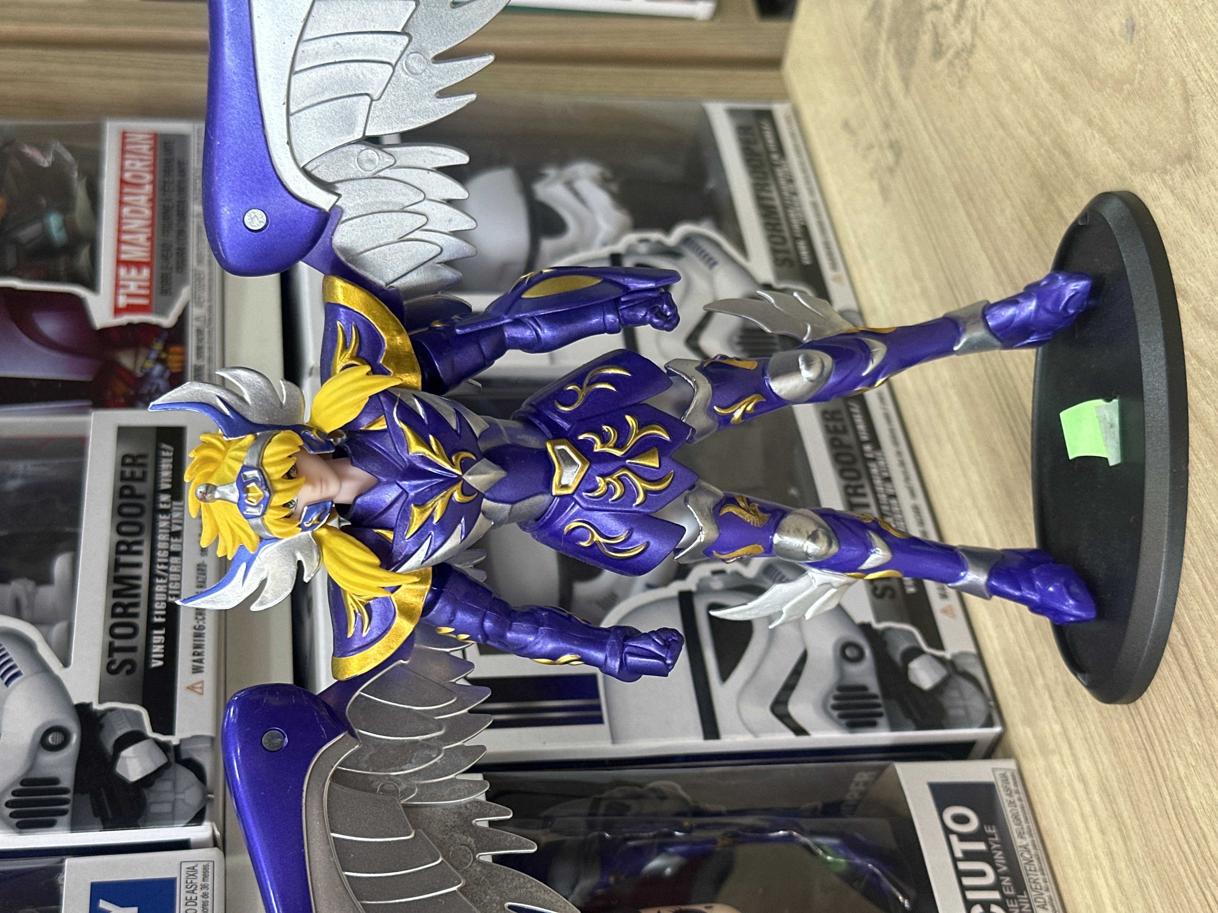 Figure Colecionável Hyoga de Cisne com a Armadura Divina